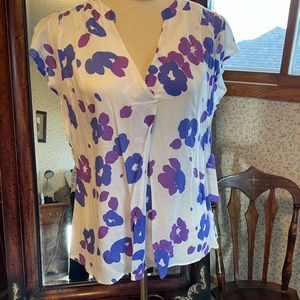 cabi The Violet Top Size M. White Floral Print style 5896 Spring 2021 Collection